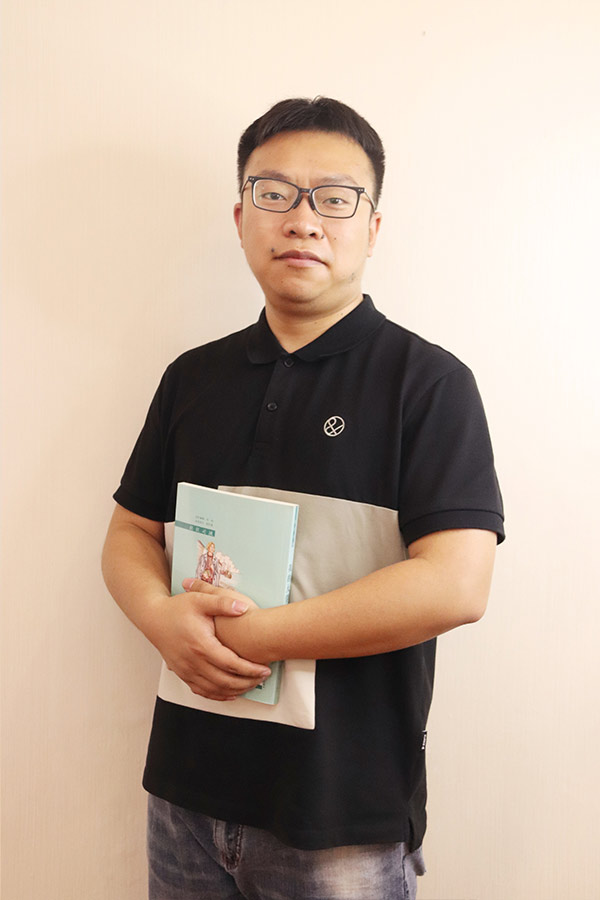 未央杨斌 本科学历，毕业于西安航空学院